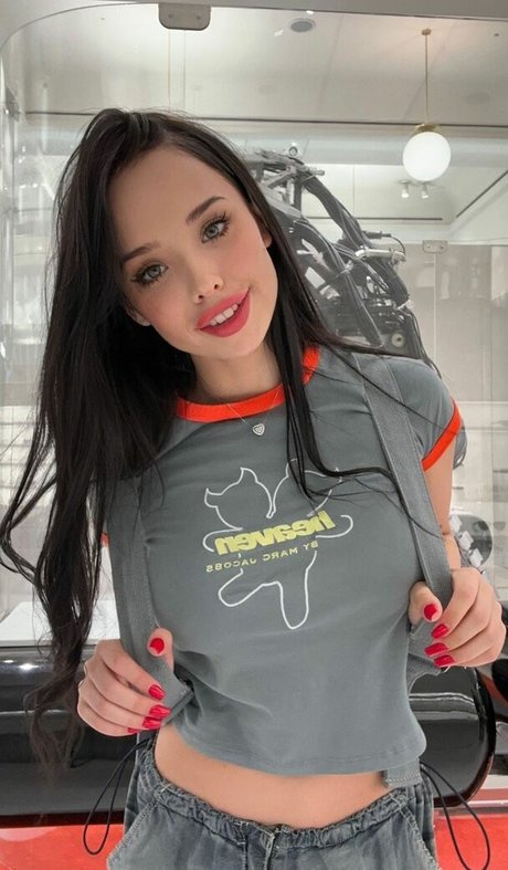 lyna com erotic model photos