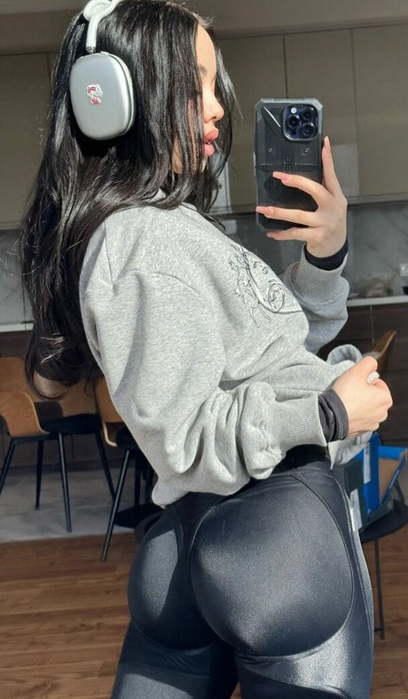 lyna com pornographic model pictures