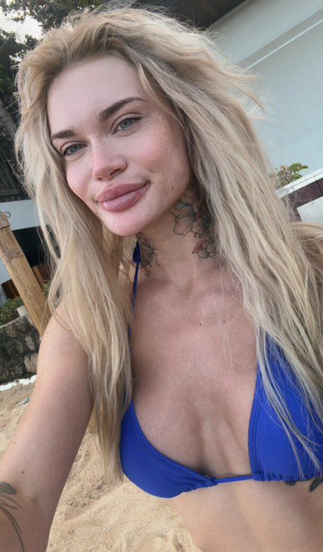 iamvirtuallady model top img