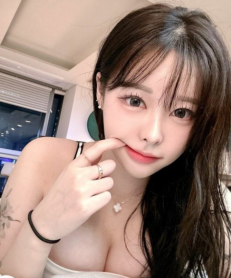 s dust_ adult model photo