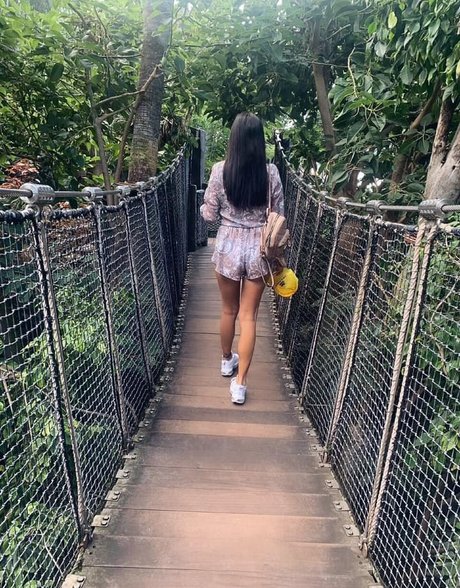 Chloe Reynolds hd actress img