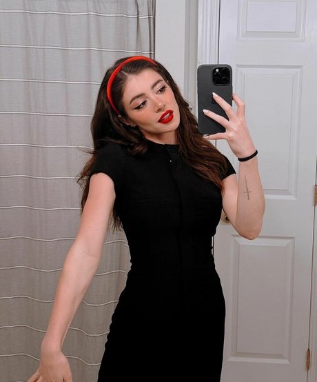 Chrissy Costanza pretty model picture