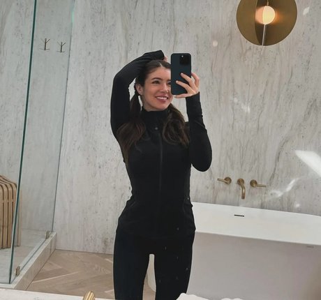 Chrissy Costanza beautiful star image