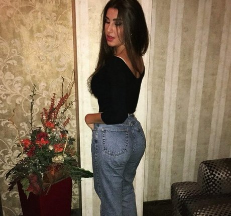 Valeriia Simavonian adult model pics