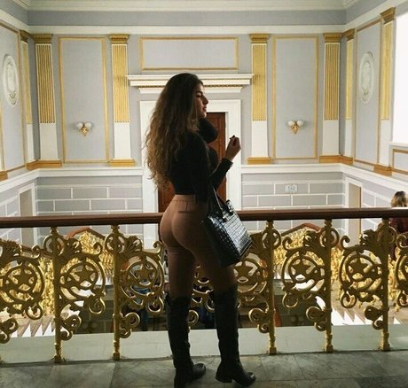 Valeriia Simavonian nude model pics