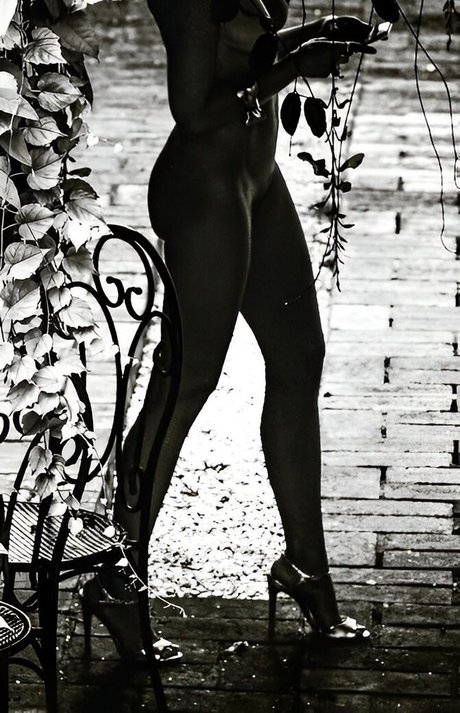 Krishna Mahon star nude pic