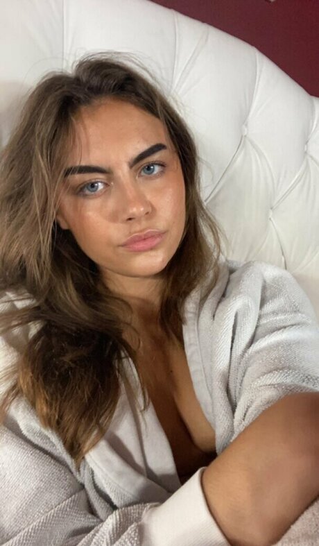 Selina Bentz naked model images