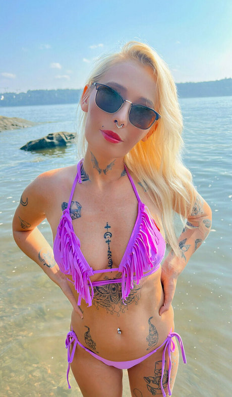 Kitty Mom exclusive star gallery