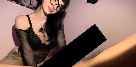 Emilyy Manson pretty star image