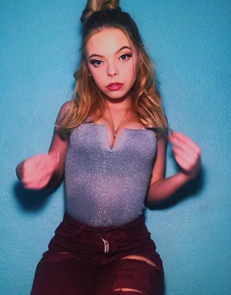 Tabitha Whitaker art star photo