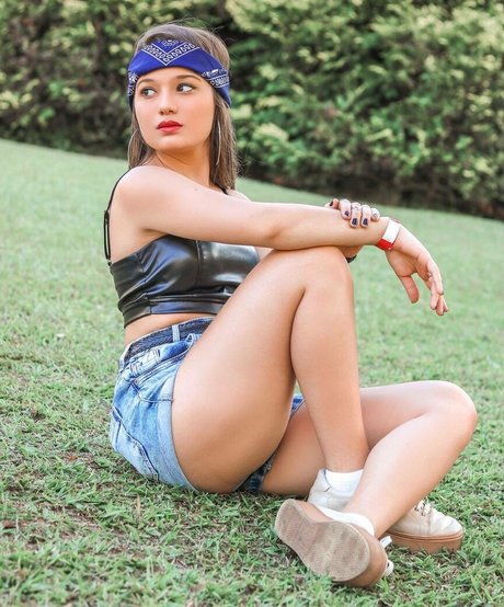 Karize Brum star sexy pics