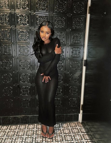 DivyaAdu model top photo