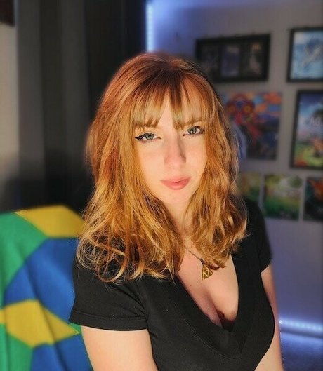 MaryMajora hot model pic