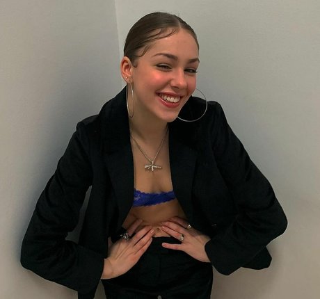 Eloise Webb naked star images