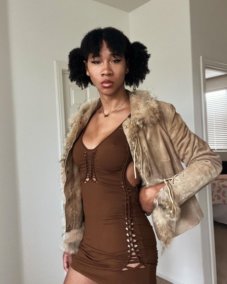 Sage Introspekt model hot pics