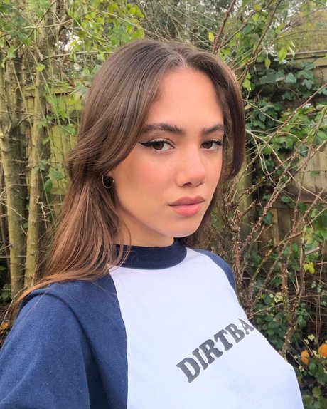 Saoirse Alicia Behzadi_ hd actress archive