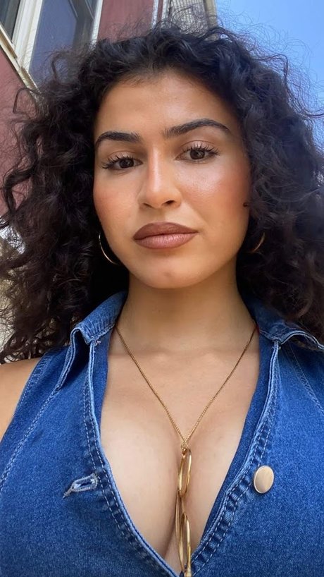 Taleen model adult pic