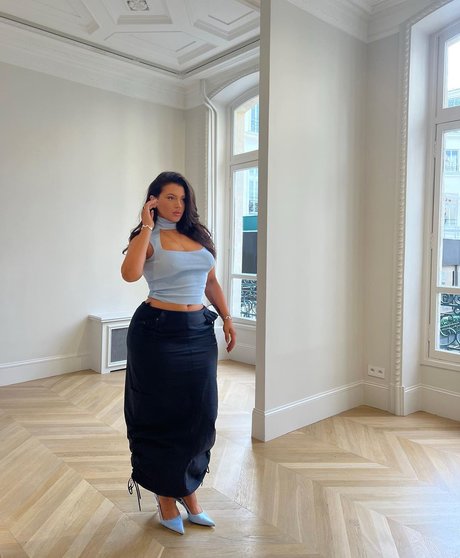 busty mom onlyfans top pic