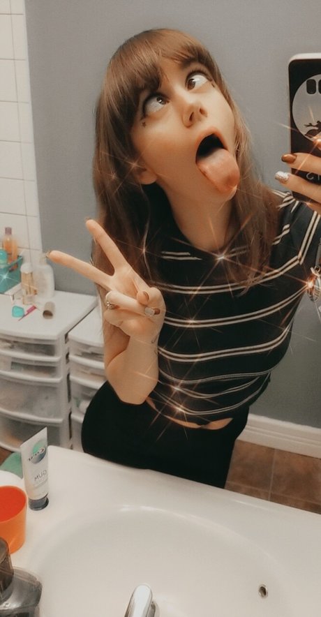 Yanderekamii model nude img