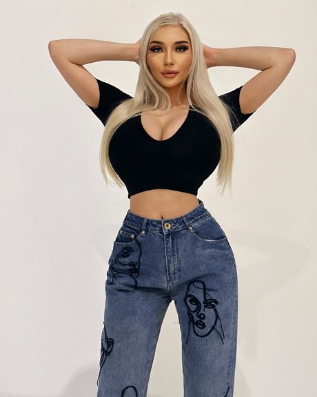 Brooke Michelle model naked pic