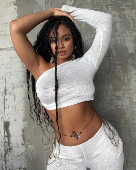 Essence Tatiana sexy actress img