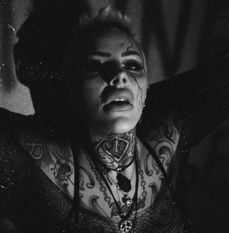 Leoni Baltz_ pornstar art pictures