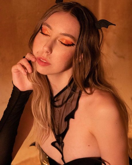 Ella Mooncake art model img