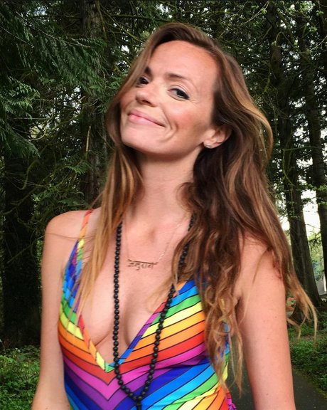 Emily Hart model porn pictures