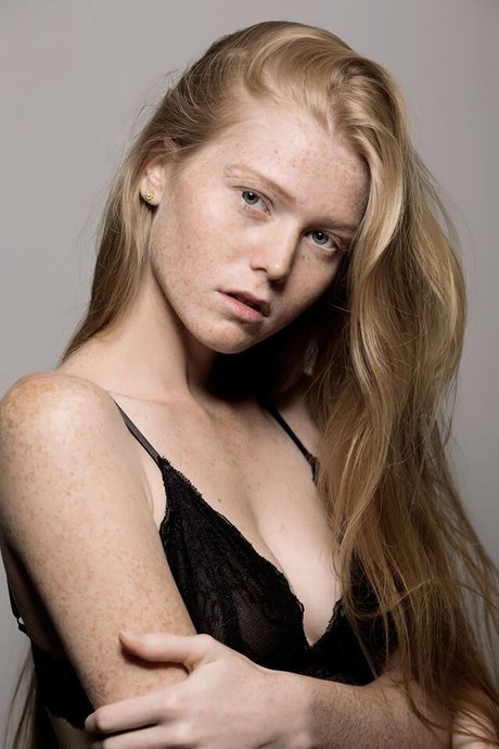 Anna Niro model naked archive