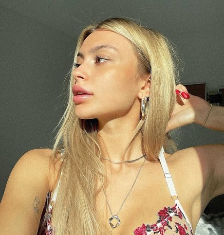 Linabmn pornographic model pic