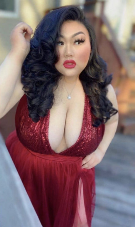 Kendra Vaaj nude model pic