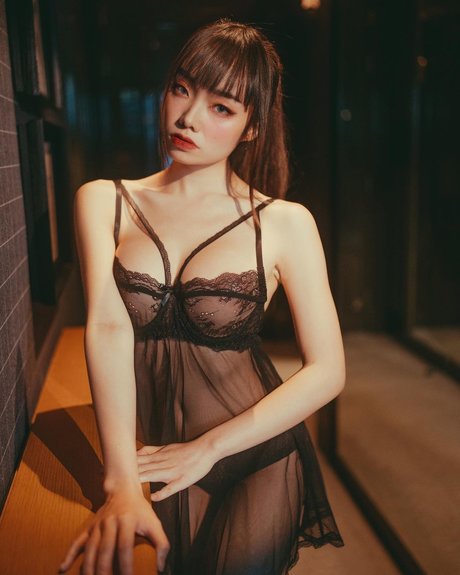 Queenie Lam naked model img