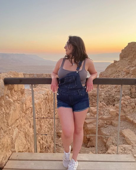 Queen Julia free star pictures