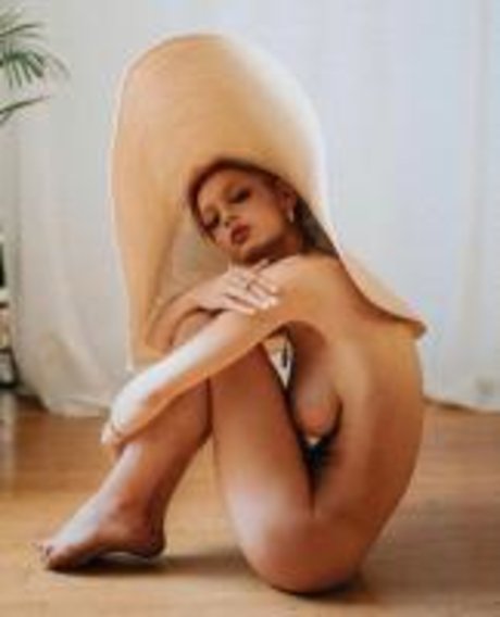 Roxane Eylaud_ naked star image