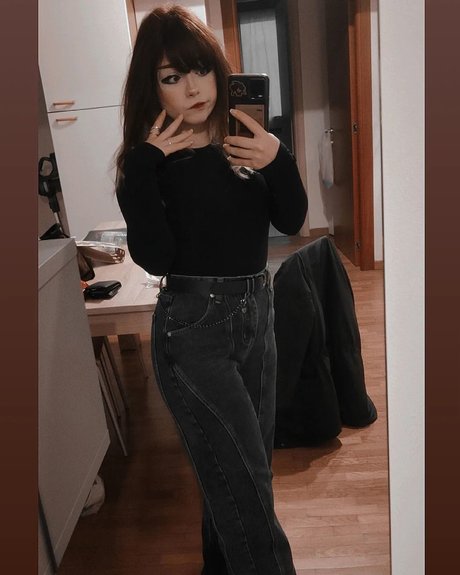 Little Giuli porn model pics