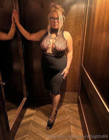 Naturalbigtits69 naked model gallery