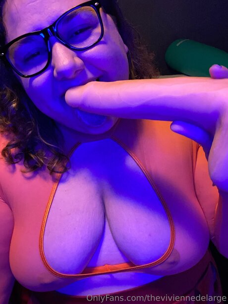 Theviviennedelarge model hd photos