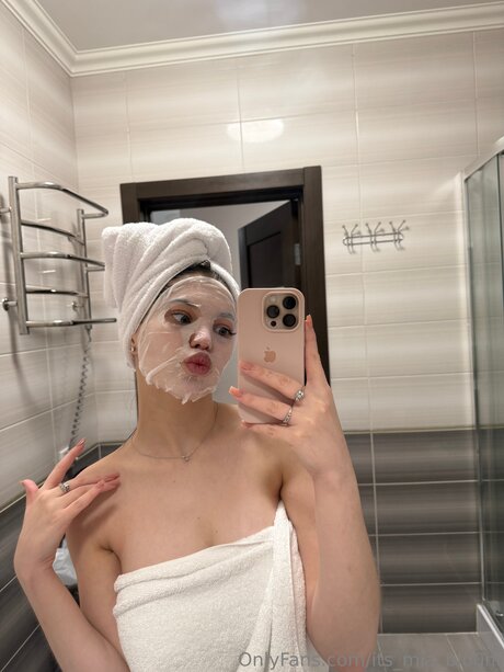 Its Mia Blo0m exclusive model images