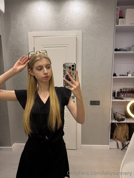 Lollysunnery pornstar naked photo