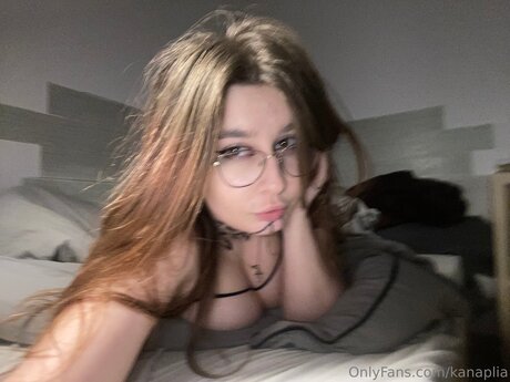 Kanaplia nude pornstar img
