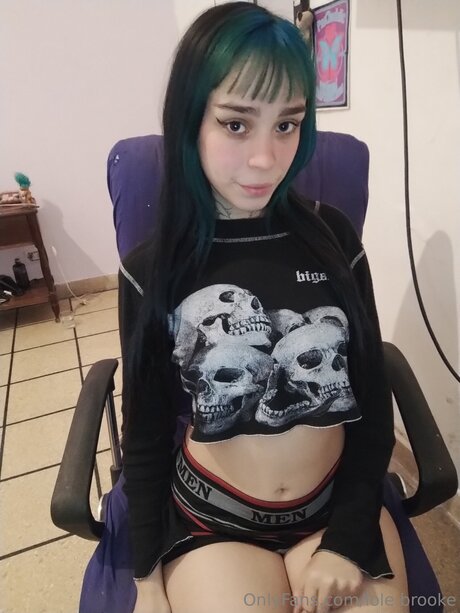 Lole Brooke star beautiful img