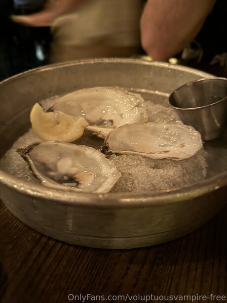 Voluptuousvampire Free naked star picture