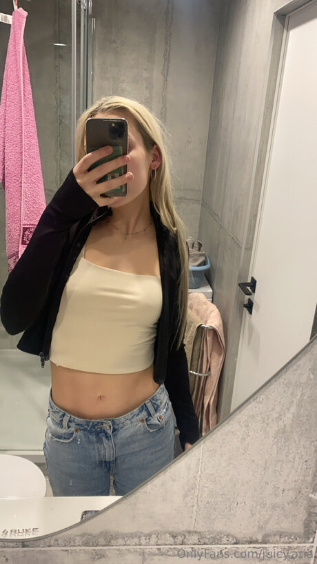 Juicy Aria porn star pics