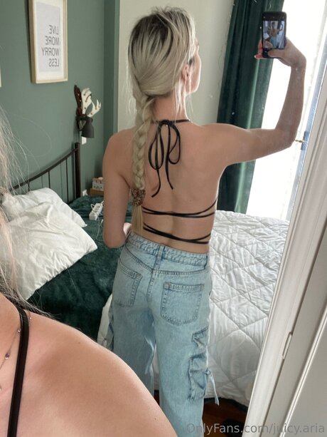 Juicy Aria model exclusive photo