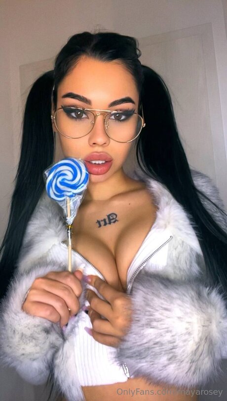 Mayarosey art model pic