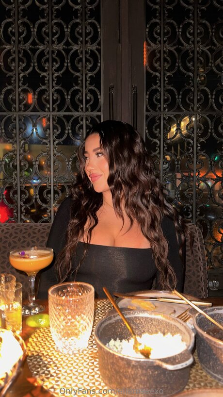 Elleluna pornstar naked img