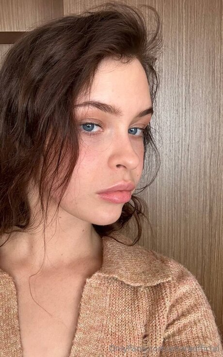 Anoraofficial naked model image