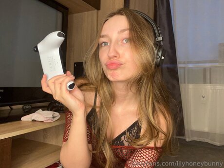 Lilyhoneybunny erotic star photos