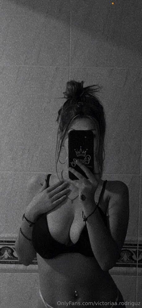 Victoriashows model top pic