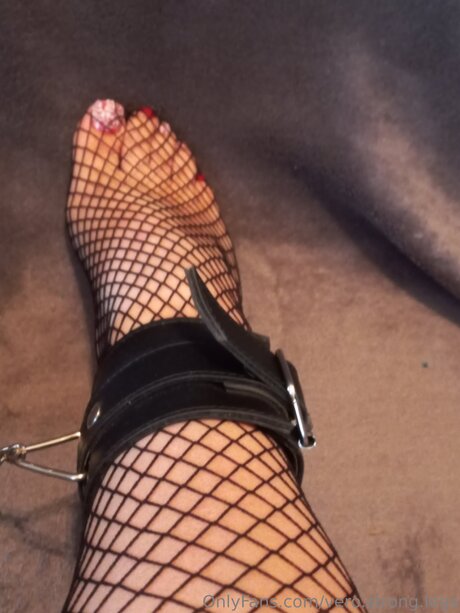 Vero Strong Legs hot actress gallery